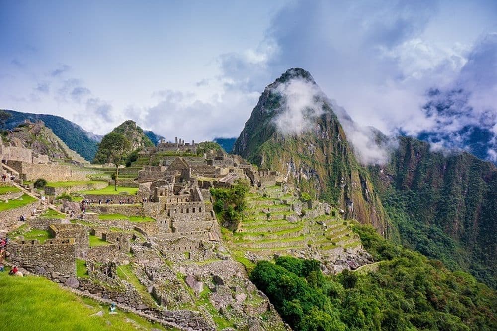 Top 10 Peru Highlights: Hier sieht man die spektakuläre Aussicht auf Machu Picchu und die saftig grünen Anden.