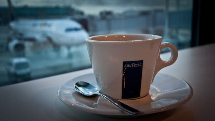 Café avec un avion en arrière plan