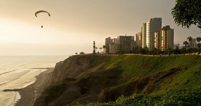 An der Costa Verde kann man das ganze Jahr über Paraglider im Himmel und Surfer im Wasser erblicken.