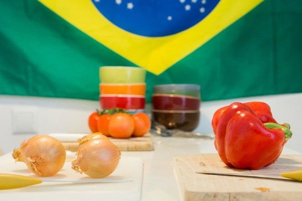 Zutaten für Moqueca liegen auf dem Küchentisch.