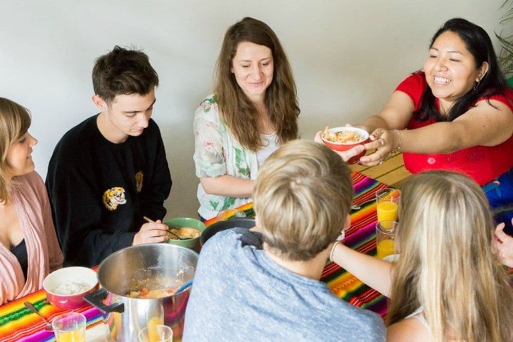 Das Marketing Team isst Moqueca zusammen mit Ericka aus Bolivien und unterhält sich.