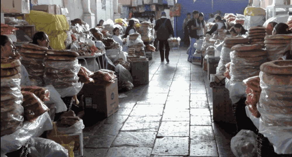 Der Markt San Pedro in Cusco erstreckt sich über mehrere Hallen und geht auch nach außen weiter.